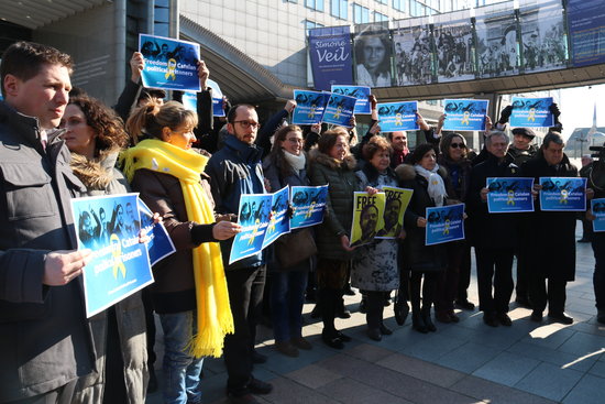 Demonstration by MEPs outside European Parliament calls for release of independence leaders (by Blanca Blay)